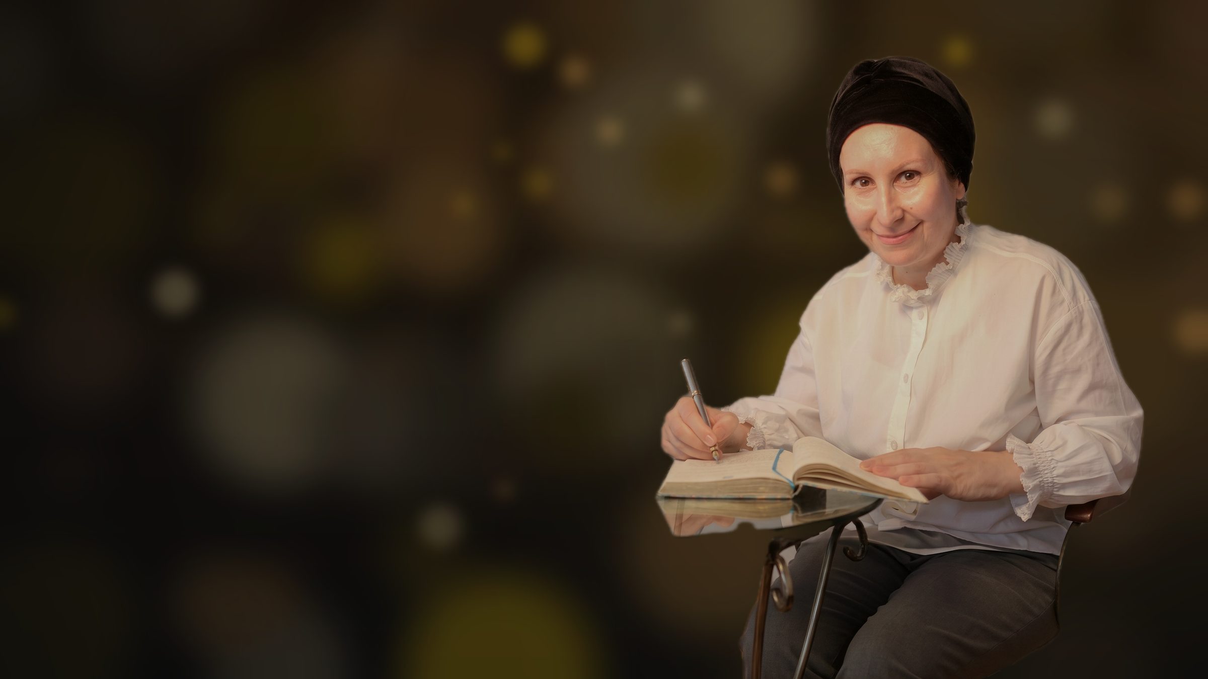 Dilek Karadağ — defterine not alırken gülümsüyor